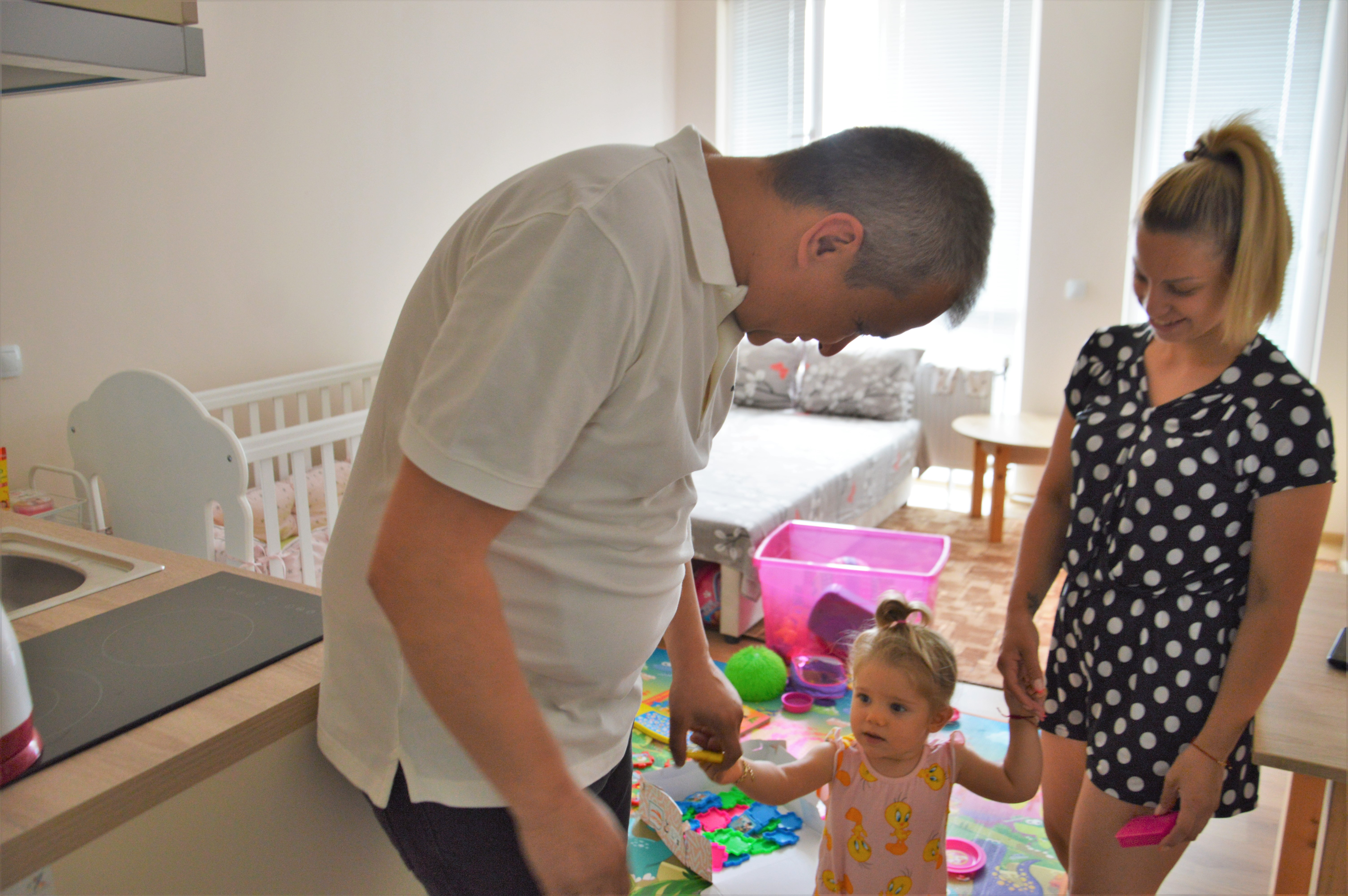 Още две български семейства намериха своя дом в Социалните жилища в Благоевград снимка 1