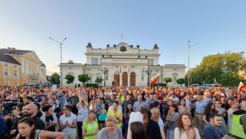 Почти половината българи одобряват свалянето на правителството