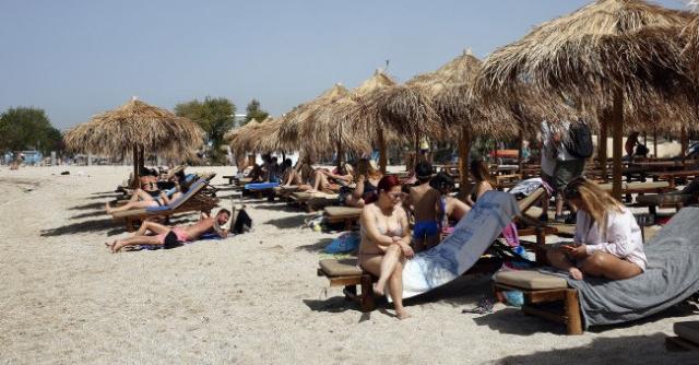 Кафето в Гърция поскъпна, с него и сянката на плажа