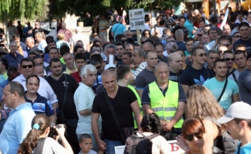 Полицаи, пожарникари и надзиратели на протест
