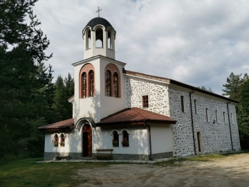 Курбан за здраве раздават в храм  Свети Петър и Павел
