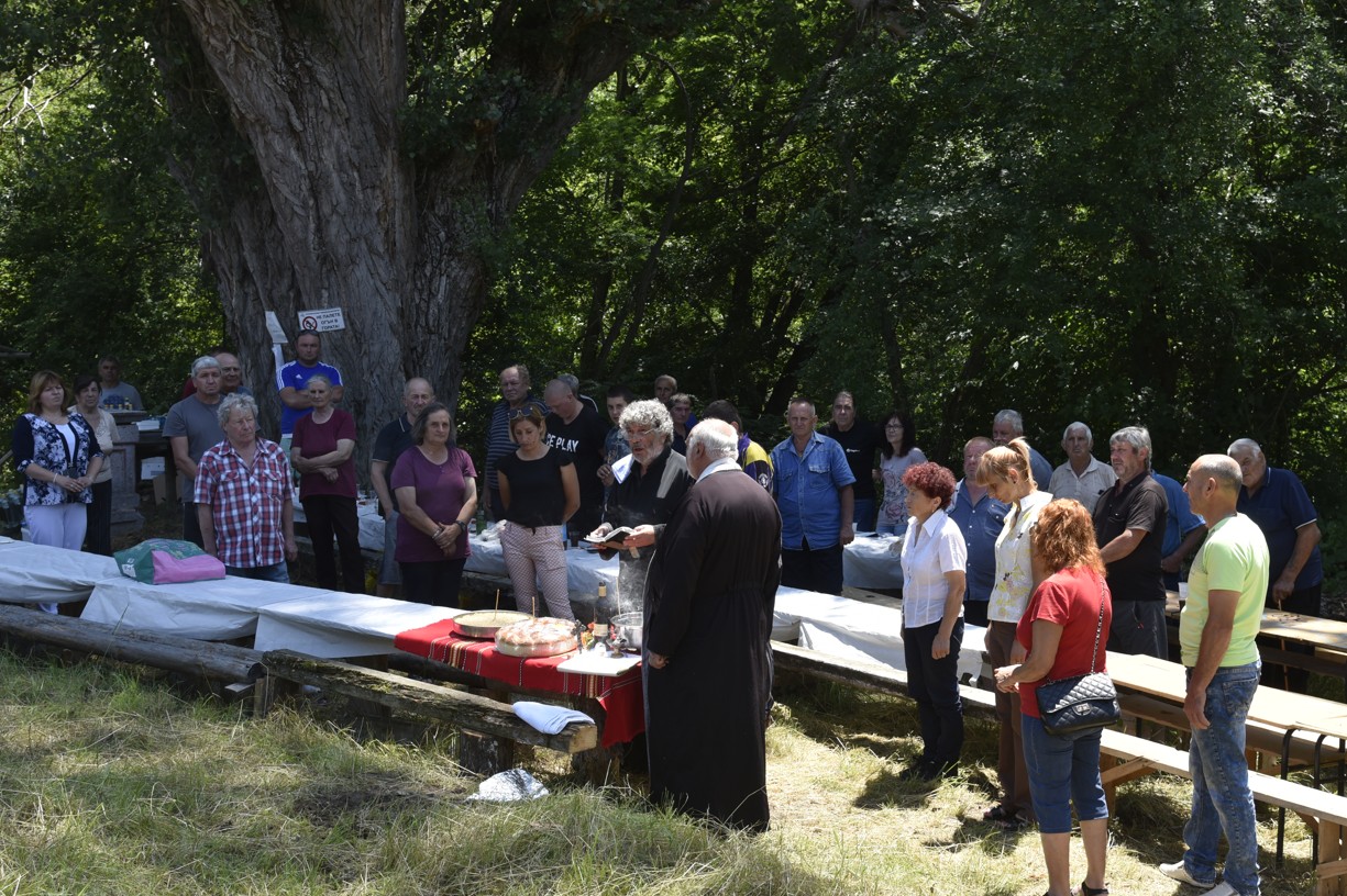 Десетки се събраха на курбан за здраве за храмовия празник на църквата „Св. Св. Петър и Павел“ в село Мечкул