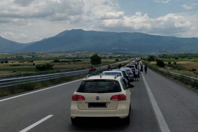 Опашки от коли на ГКПП  Кулата” в посока Гърция