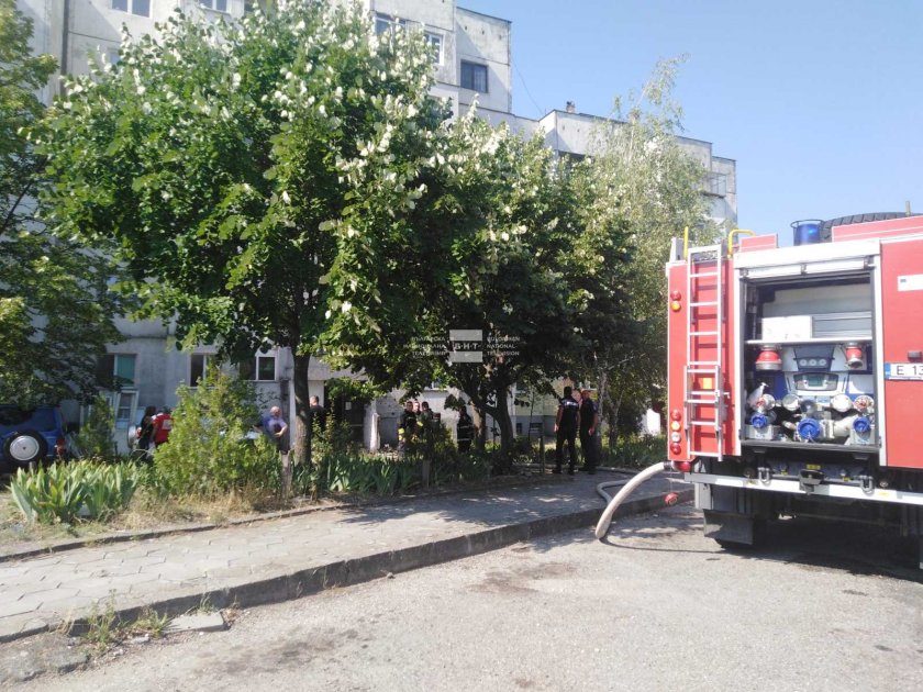 Сигнал за пожар в жилищен блок вдигна на крак пожарникарите в Благоевград снимка 1