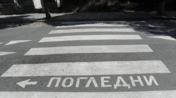 Моторист помете трима пешеходци