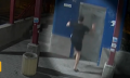 Мъж счупи с ритници вратите на обществен асансьор