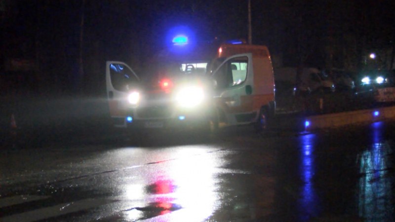 Тежка катастрофа в София, кола се разцепи на две, загинаха пешеходци