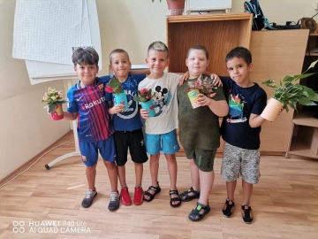 С цветя за мама отбелязаха Световния ден на целувката в ЦОП - Симитли