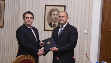 ОФИЦИАЛНО: Асен Василев връща празна папка на Румен Радев