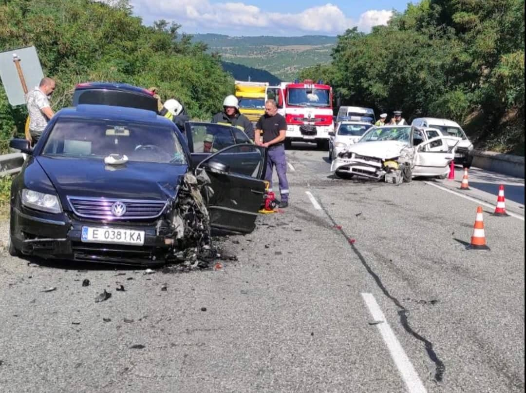 Две момичета пострадаха при катастрофата край  Предел