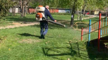 Дезинфекция на тревните площи в Община Банско