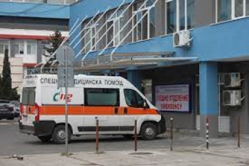 Младо момче се блъсна с колата си в дърво, с опасност за живота е