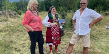 Самодейци от Симитли с мощна подкрепа на  Пирин пее  от Апостолов и кметовете на кметства