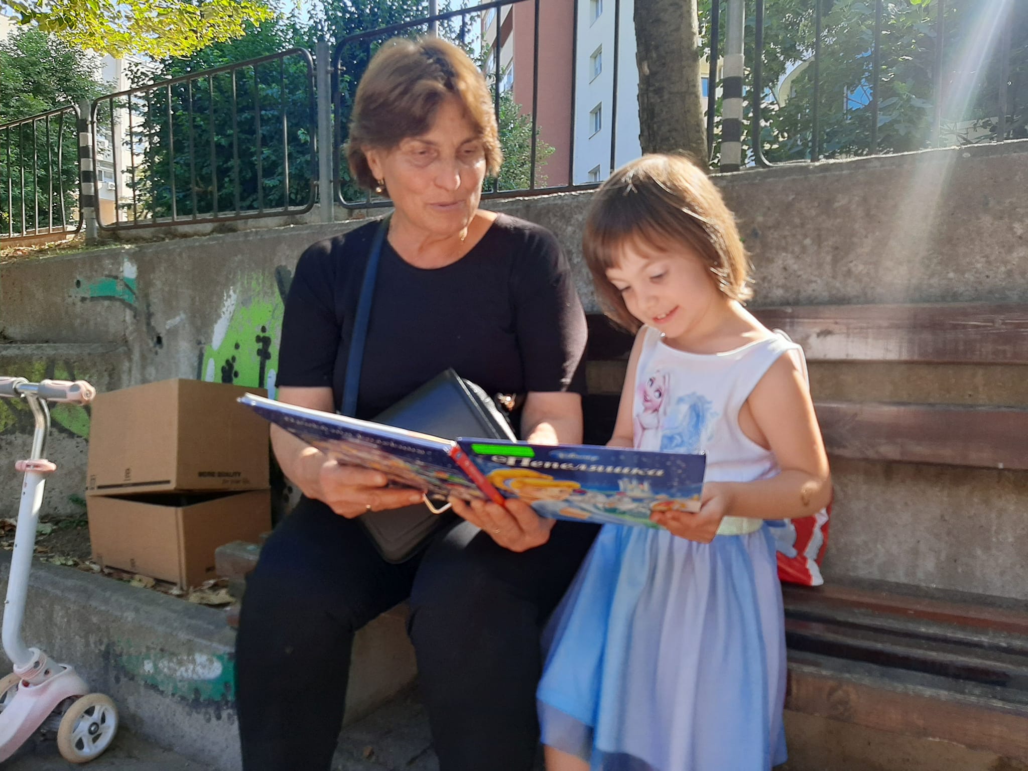 Книжките самоходки откриха своите малки читатели в парка на Благоевград снимка 1