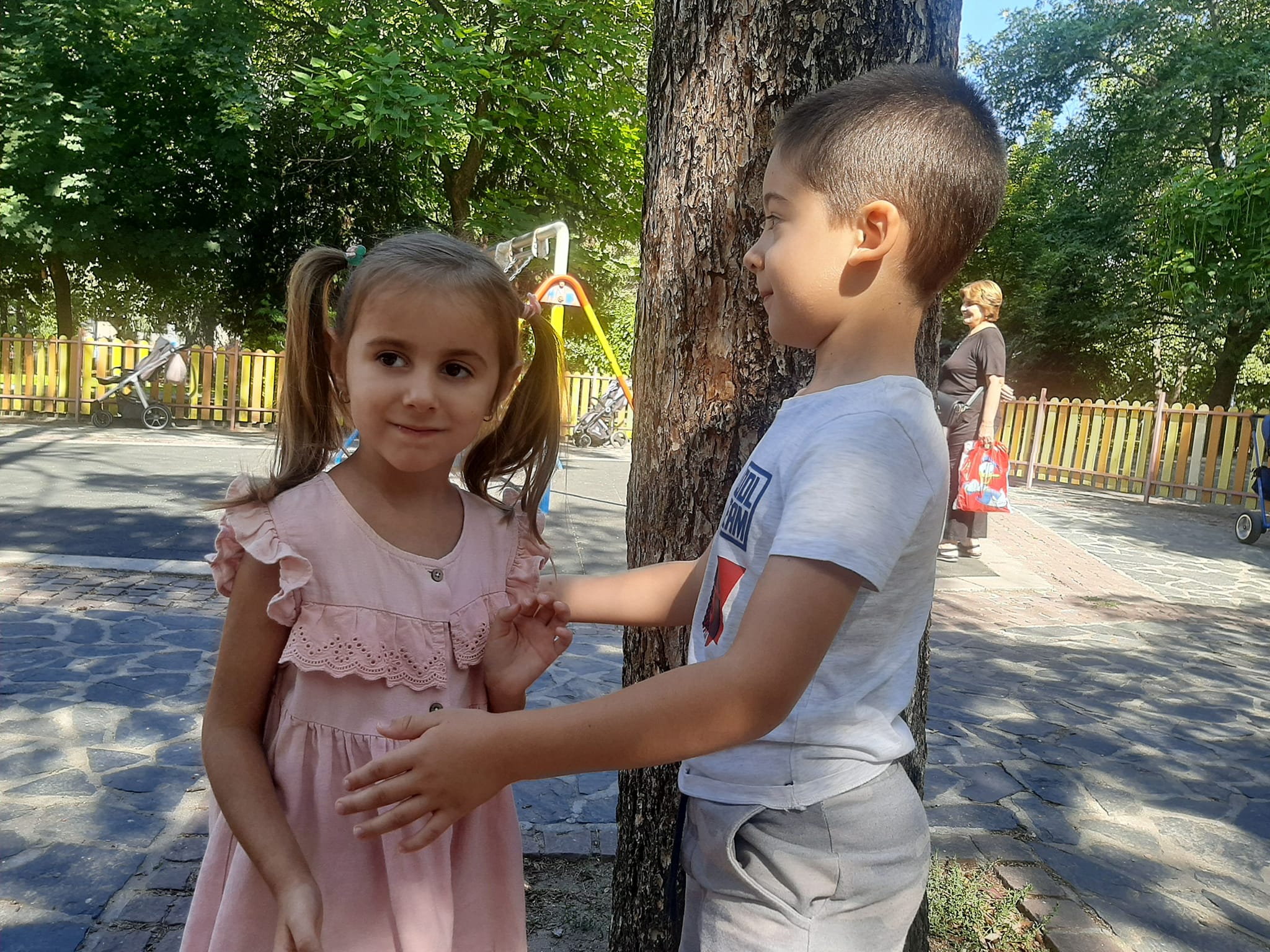 Книжките самоходки откриха своите малки читатели в парка на Благоевград