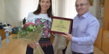 Кметът на община Сандански Атанас Стоянов връчи плакет на млада художничка