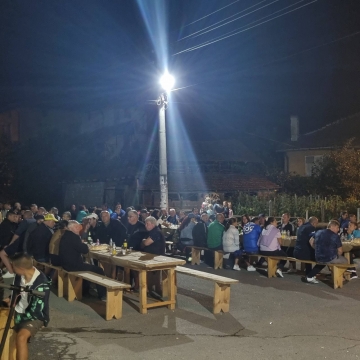 И кукерската група на квартал  Шикера” в село Крупник се събра на голям кукерски курбан