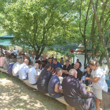 Стотици се събраха край Брежани за Голяма Богородица