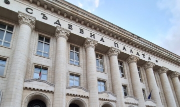 Съдят жена ударила полицай по главата, опитала да го ритне