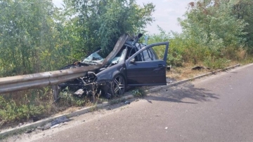 Отново пияни на пътя: Двама младежи оцеляха по чудо, след като се врязаха в пътна мантинела