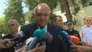 Демерджиев: Мигрантите преодоляват оградата по границата ни със стълби