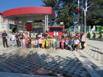 Седмицата на пожарната безопасност стартира от Симитли! Малчуганите впечатлени от работата на огнеборците