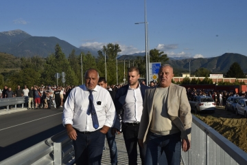 Лидерът на ГЕРБ Бойко Борисов, кандидатът за народен представител Стефан Апостолов и кметът Апостол Апостолов откриха официално новия мост между град Симитли и кв.  Ораново