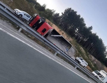 Камион се обърна на АМ  Струма”