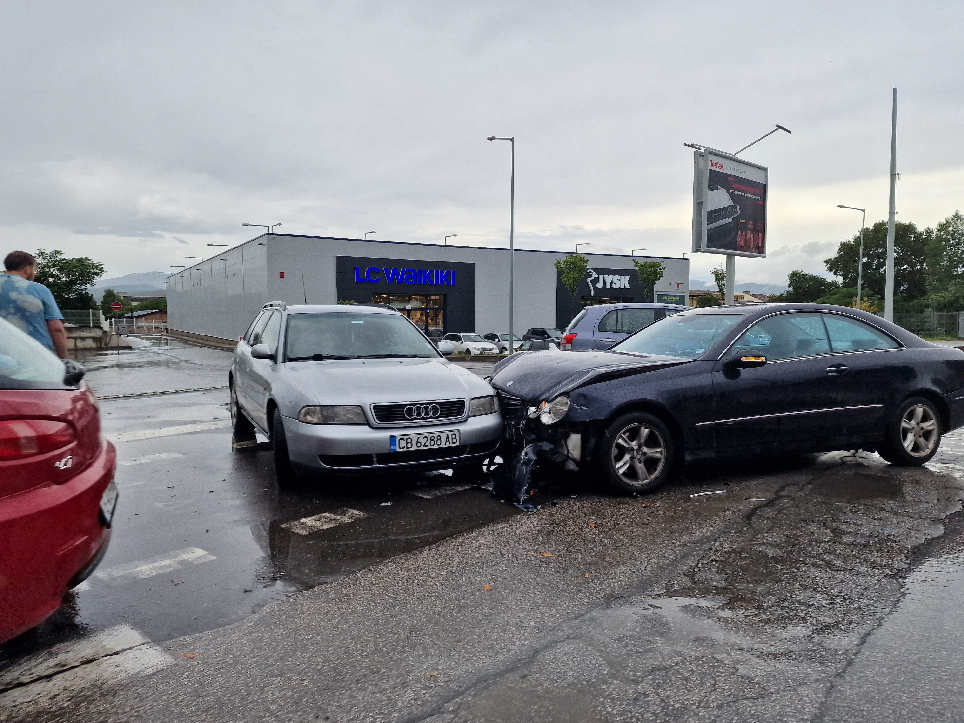 Три коли катастрофираха пред Технополис и Кауфланд  в Благоевград снимка 1