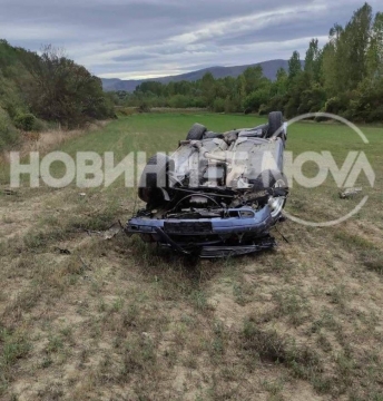 Кола се преобърна в нива, шофьорът загина