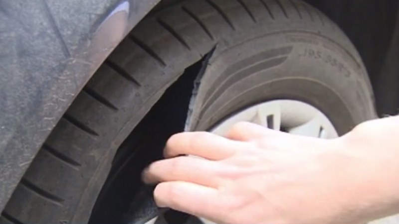 Деца нарязоха гумите на седем автомобила