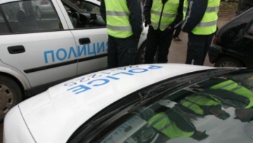 Дрогиран полицай удари патрулка пред столично районно
