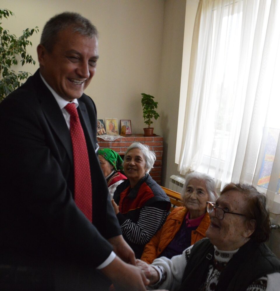 Кметът Илко Стоянов посети Дом за стари хора в кв.  Струмско  навръх патронния празник на социалното заведение