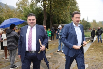 Нова зала и две скулптури осветиха в комплекс  Ванга , м. Рупите