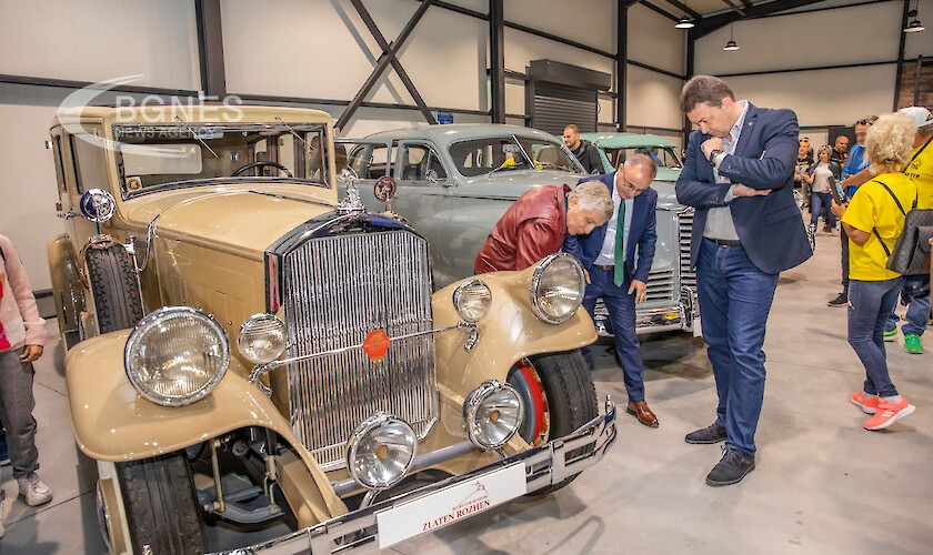 Музеят за ретро автомобили в село Капатово отвори врати