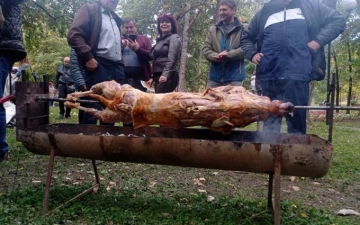С чеверме и вино горски изненадаха гости на земеделския панаир в Гоце Делчев