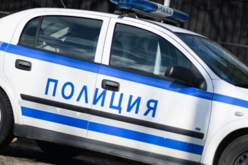 Екшън! Мъж от с. Микрево скочи на полицай, прати го в спешното