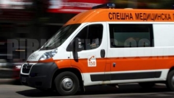 Възрастен мъж се преобърна с трактор, бере душа в болница