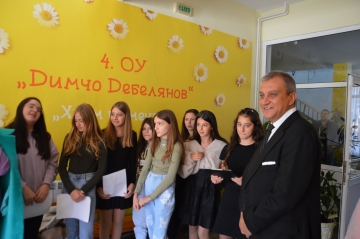 Дарители превърнаха IV ОУ  Димчо Дебелянов  в по-светло и приветливо място за учениците