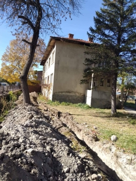 Община Разлог монтира нова водопроводна тръба в здравната служба на село Баня
