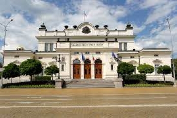 Граждани внасят в НС подписка срещу връщането на хартиената бюлетина
