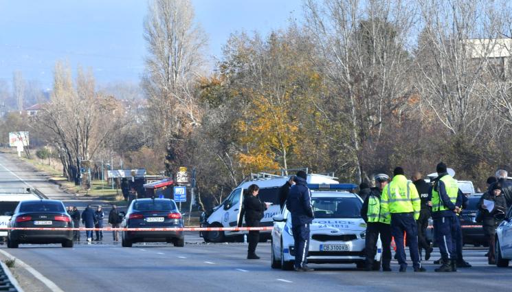 СЛЕД ГОНКАТА С МИГРАНТИ: Пострадалият полицай е в критично състояние