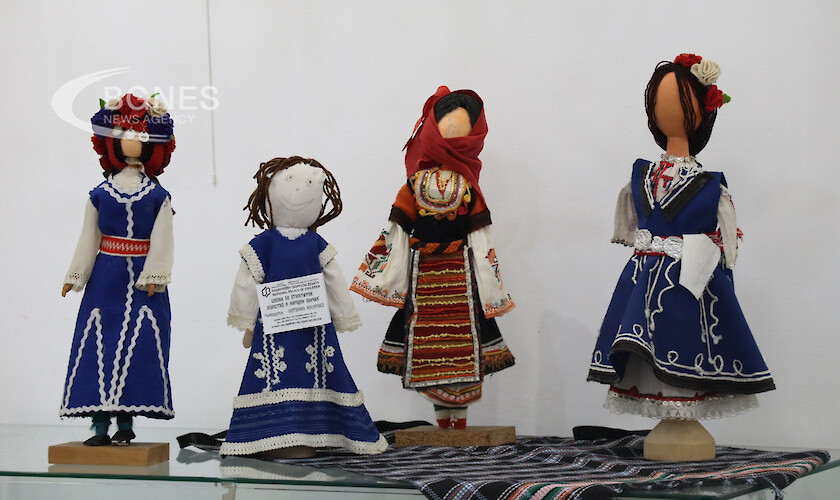 Кукли-коледари и сурвакари показват магията на българската народна носия