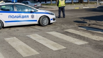 Шофьор блъсна майка с дете и избяга