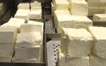 Спряха от продажба фалшиво сирене, струващо 21 лева