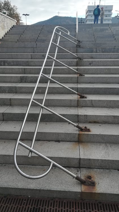 Вандали счупиха парапета на стълбите при Американския университет в Благоевград