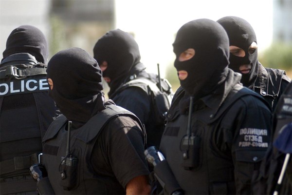Въоражени и маскирани полицаи щурмуваха нощните клубове в Банско тази нощ