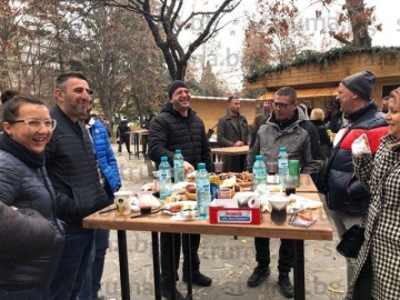 Суджук за 6 лв парчето, супа за 4 лв, свинско бонфиле за 14 лв в Коледното градче на Благоевград