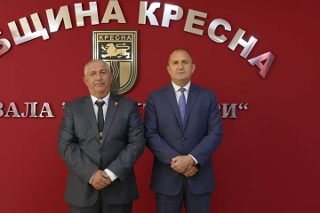 Президентът Румен Радев поздрави кметa на Кресна за двойния му празник