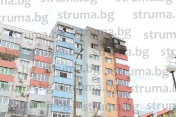 Година след пожара в блок 18 на кв.  Струмско , взел 3 жертви, общината търси фирма да ремонтира провисналата и напукана плоча между 7 и 8 етаж